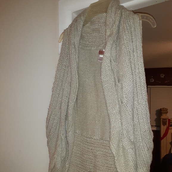 💫Cute Sweater Vest💫$10 - Picture 2 of 2